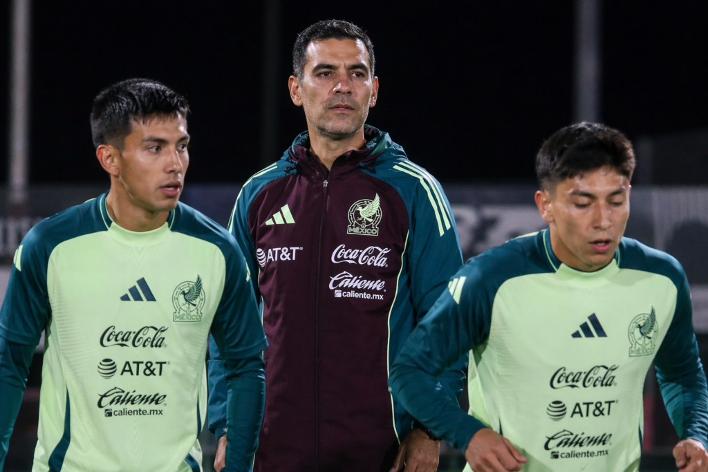 Jugadores y entrenador del Tri en sesión de entrenamiento previo al Mundial 2026