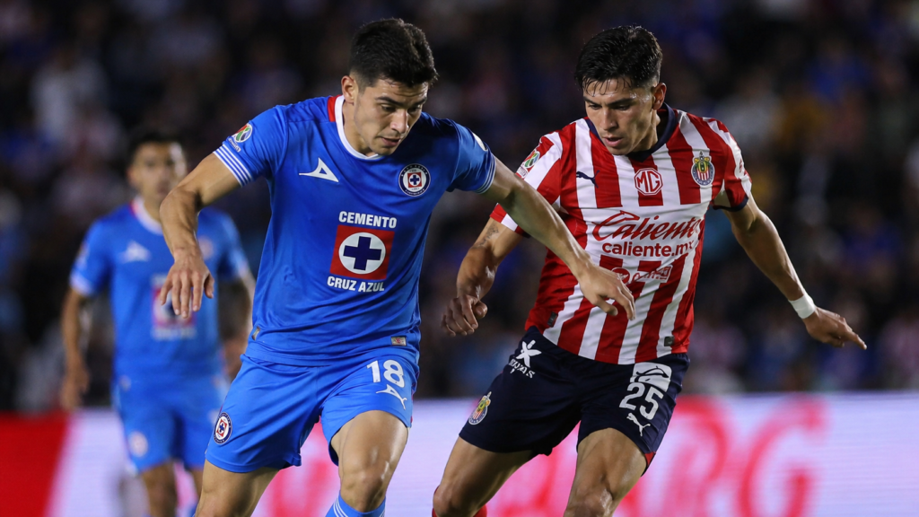 Jugadores de Cruz Azul y Chivas disputan el balón en un partido de semifinales.