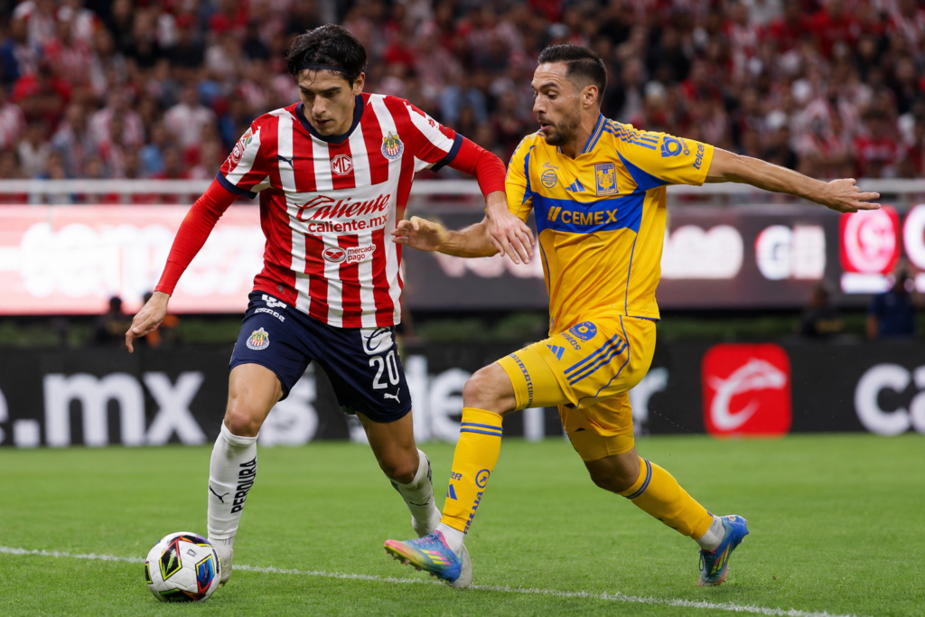 Jugadores de Chivas y Tigres disputan el balón en el Estadio Akron durante el partido de ida de los cuartos del Clausura 2026.