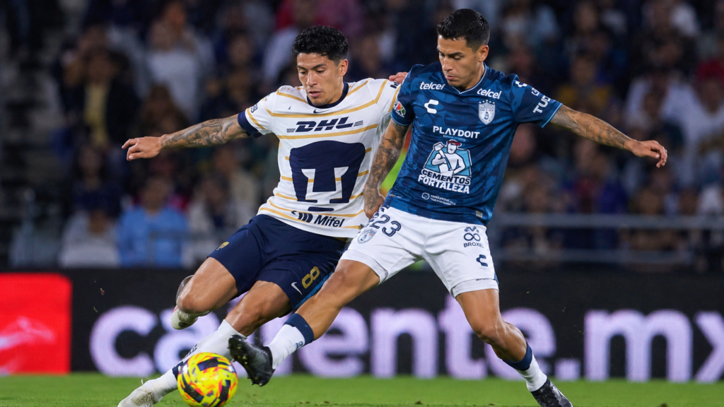 Jugadores de Pumas y Pachuca disputan el balón en un partido de semifinal en Ciudad Universitaria