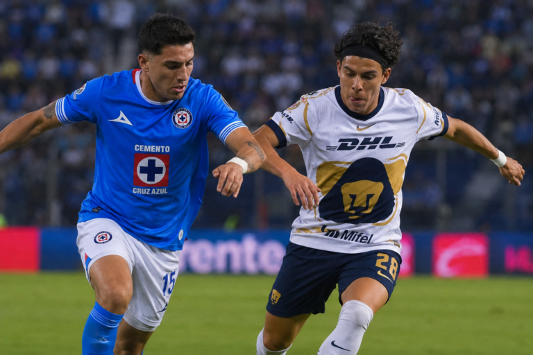 Jugadores de Cruz Azul y Pumas disputan el balón en el partido de ida de la final del Clausura 2026.