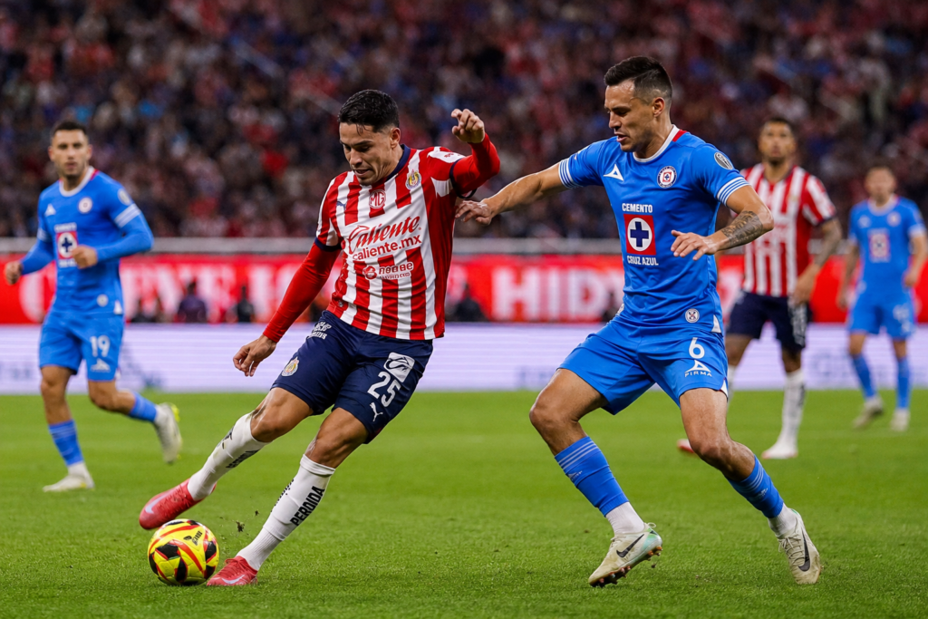 Jugadores de Chivas y Cruz Azul disputan el balón en la semifinal del Clausura 2026